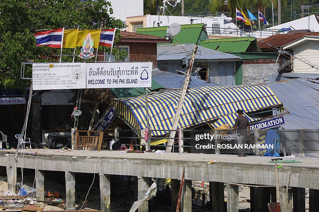 Tourism office and shops at the arrival