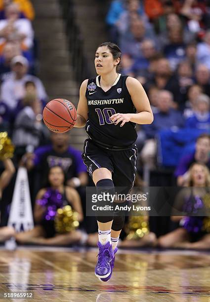 Kelsey Plum of the Washington Huskies brings the ball upcourt in the first quarter against the Syracuse Orange during the semifinals of the 2016 NCAA...