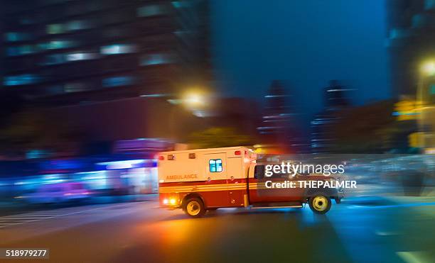 ambulância aceleração em nova iorque - ambulance imagens e fotografias de stock