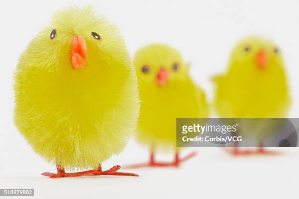 detail view of artificial easter chicks - novelty item 個照片及圖片檔