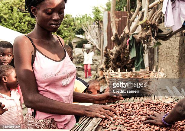 junge afrikanische frau verkaufen nüsse-ghana, afrika - nüsse obst stock-fotos und bilder