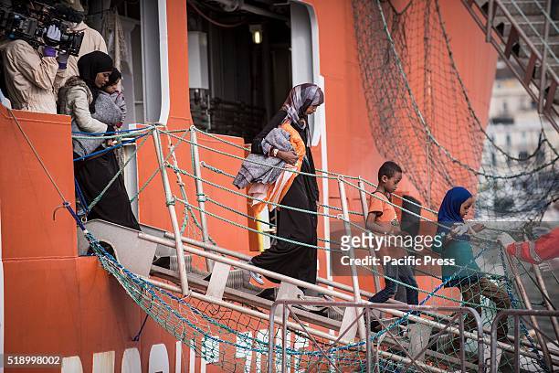 During the early morning, refugees arrived at the port of Salerno, transported by the Norwegian naval vessel "Siem Pilot", about 600 refugees with...