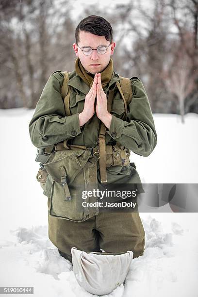 la seconde guerre mondiale : champ de bataille de prières ligne de front - battle of ardennes photos et images de collection