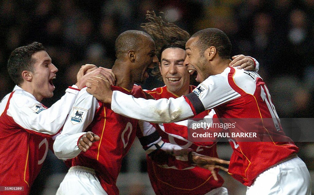 Arsenal's Patrick Vieira (2nd L) celebrat