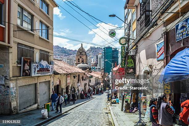 típica rua em la paz, a bolívia - la paz - bolivia imagens e fotografias de stock