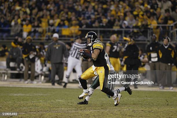 Wide receiver Hines Ward of the Pittsburgh Steelers runs with the ball after making a catch against cornerback Donnie Abraham of the New York Jets at...