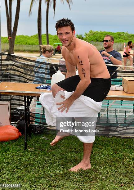 Scott Eastwood participates In Life Time South Beach Triathlon at Lummus Park on April 3, 2016 in Miami Beach, Florida.