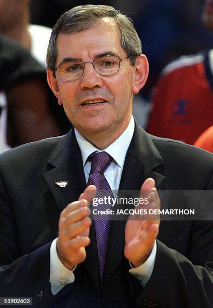 Le president de la Ligue nationale de basket-ball Rene Le Goff applaudit, le 29 decembre 2004 au Palais Omnisports de Paris-Bercy, lors de la 19e...