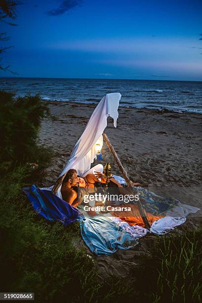 casal desfrutar themselfs numa praia remoto - hookah imagens e fotografias de stock