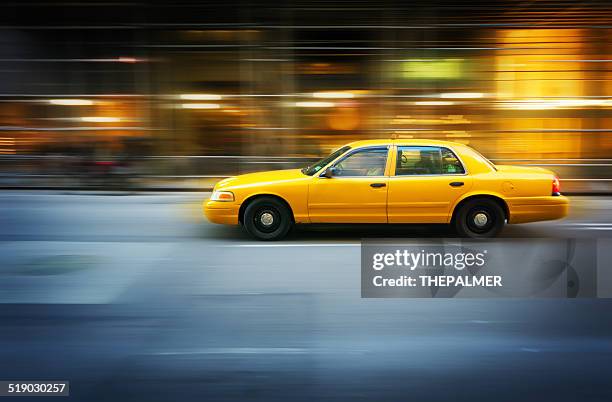 taxi amarillo avanzado en la ciudad de nueva york - yellow taxi fotografías e imágenes de stock