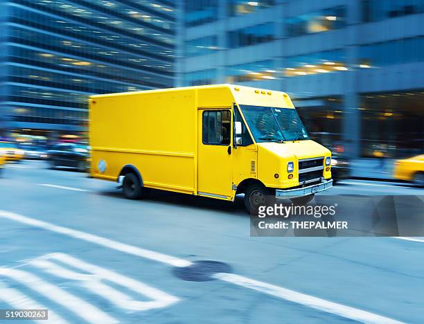 jaune camion de livraison à manhattan - camion de livraison photos et images de collection