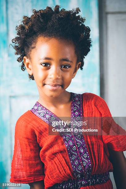 porträt von süßen äthiopischer mädchen tragen traditionelle kleidung - traditional ethiopian girls stock-fotos und bilder