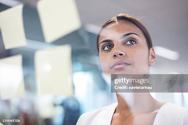 first-nations-frau nachdenken über neue ideen - aboriginal woman stock-fotos und bilder