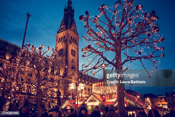 christmas market at the hamburg rathaus markt - europeo del norte fotografías e imágenes de stock