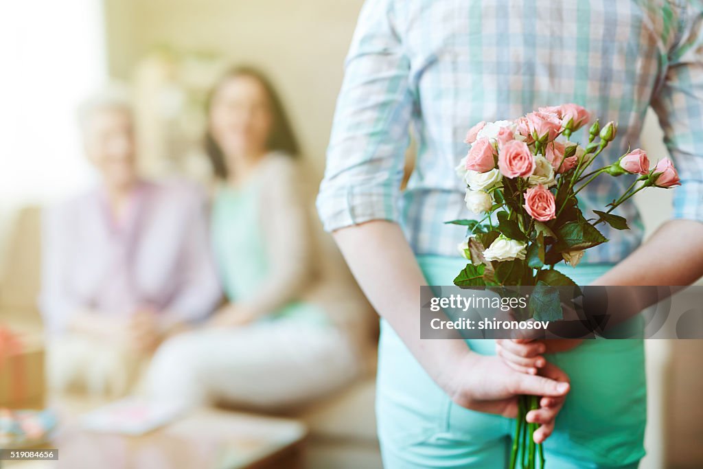 Des fleurs fraîches dans les mains