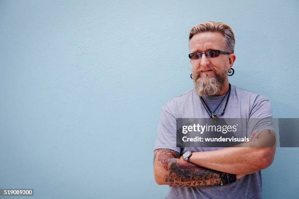 porträt von stilvollen älterer mann mit bart und tätowierung - boygroup stock-fotos und bilder
