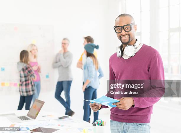 kreativer geschäftsmann im büro - internship marketing stock-fotos und bilder