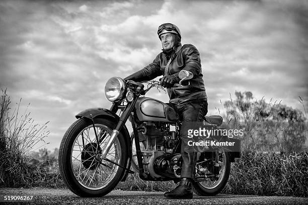 motociclista en motocicleta vintage - vintage motorcycle fotografías e imágenes de stock