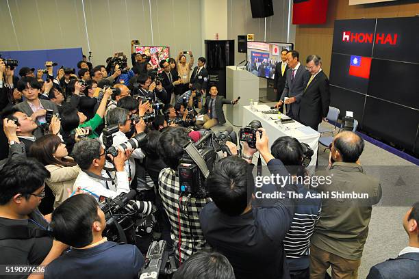 Hon Hai Precision Industry chairman Terry Gou , Vice President Tai Jeng-wu and Sharp President Kozo Takahashi attend the signing ceremony on April 2,...