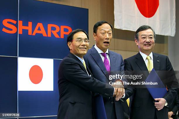 Hon Hai Precision Industry chairman Terry Gou , Vice President Tai Jeng-wu and Sharp President Kozo Takahashi shake hands during the signing ceremony...