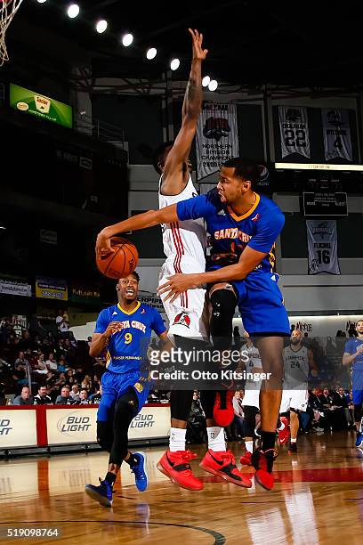 Verdell Jones of the Santa Cruz Warriors passes the ball to Terrence Drisdom during the game against the Idaho Stampede at CenturyLink Arena on April...