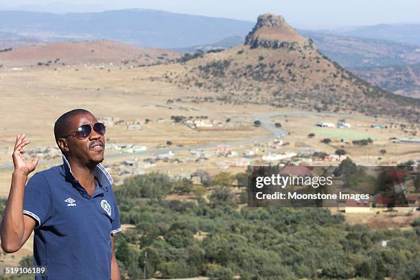 tour guide in isandlwana, south africa - isandlwana stock pictures, royalty-free photos & images