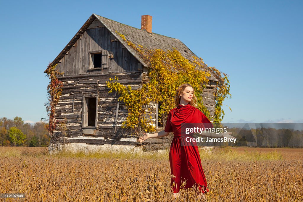 Stilvolle Frau mit langen roten Kleid, Herbst-Einstellung