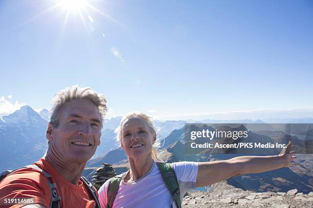 hiking couple take selfie portrait on mtn summit - sun flare couple stockfoto's en -beelden