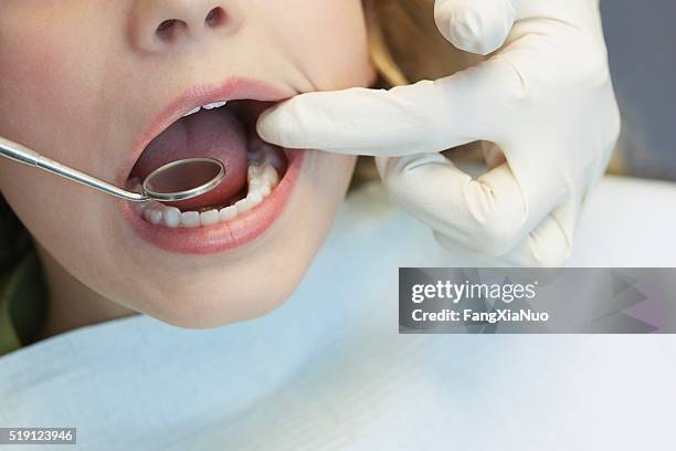 bambino che ha un esame dentale - bocca foto e immagini stock