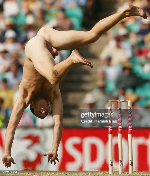 Streaker dives over the stumps during day two of the Third Test played at the SCG on January 3, 2005 in Sydney, Australia.