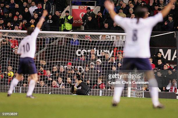 Robbie Keane and Pedro Mendes of Tottenham Hotspur appeal for a goal after the ball appeared to cross the line during the Barclays Premiership match...
