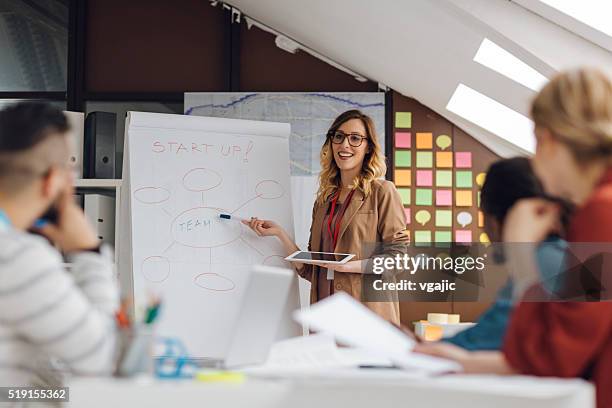 inbetriebnahme business-präsentation im büro. - flipchart stock-fotos und bilder