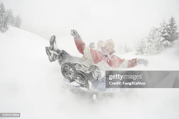 woman riding snow tube - glory tube 個照片及圖片檔