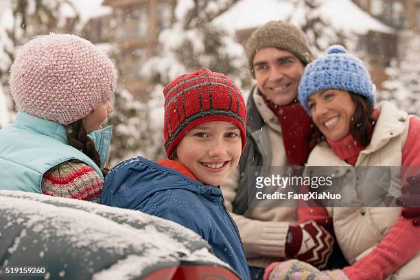 familia sentada en trineo en la nieve - horsedrawn fotografías e imágenes de stock