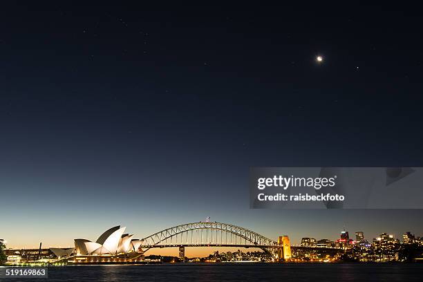 sydney opera house e ponte do porto de sydney ao anoitecer - sydney harbour bridge night imagens e fotografias de stock