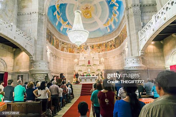 en el interior de la iglesia de santa luzia iglesia - sacerdote fotografías e imágenes de stock