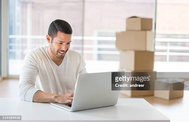 man moving to a new office - parcel laptop stock pictures, royalty-free photos & images