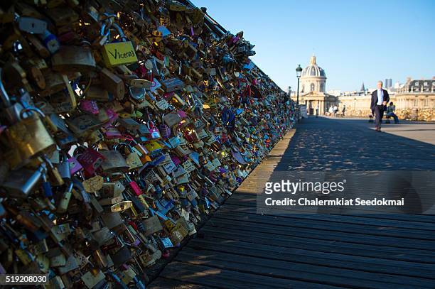 le pont des arts and the love padlocks in paris - le pont des arts and the love padlocks in paris stockfoto's en -beelden