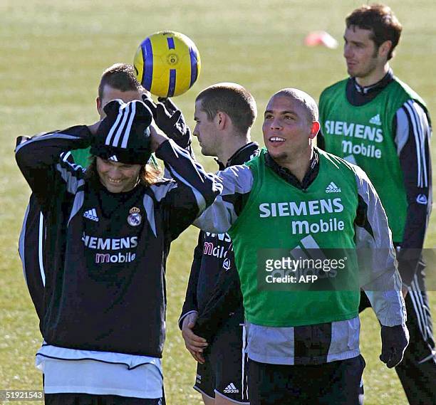 El jugador del Real Madrid Ronaldo bromea con su companero Santiago Solari durante el entrenamiento del equipo en la Ciudad del Futbol de Las Rozas,...