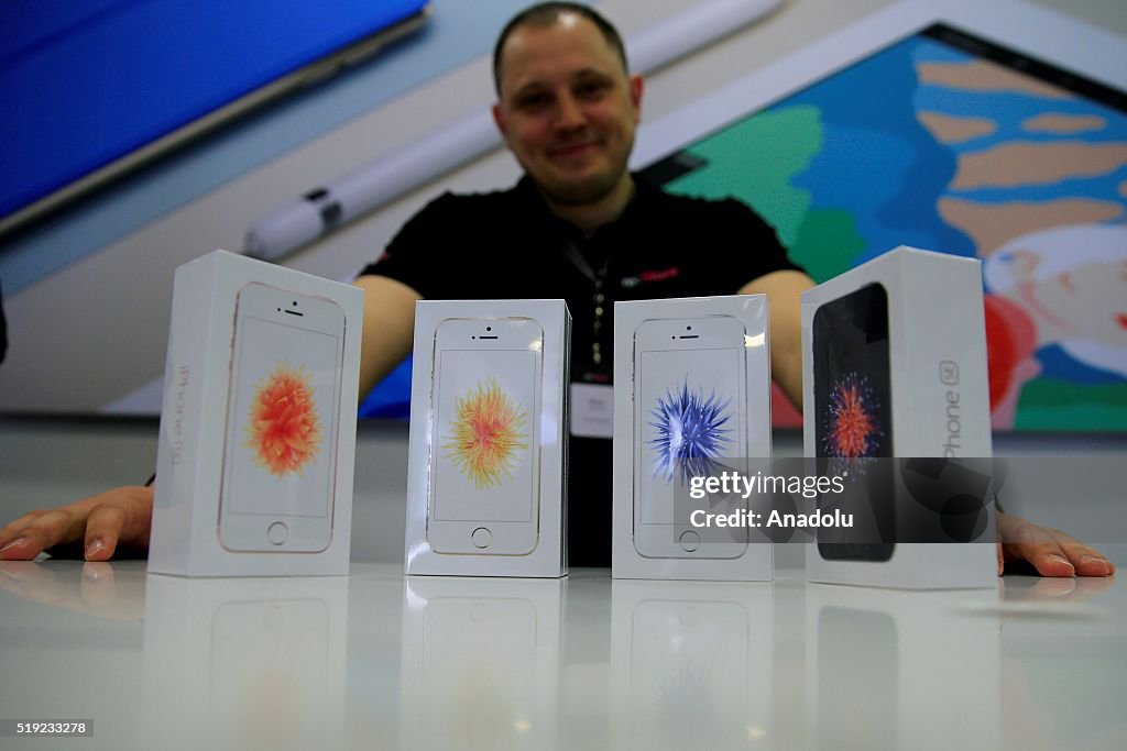 Apple launches iPhone SE in Russia