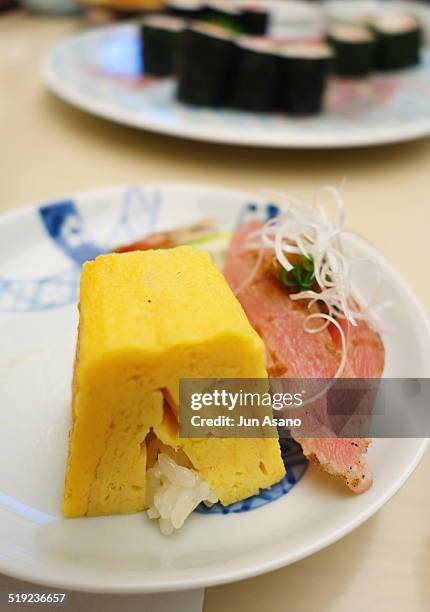 nigiri sushi - egg roll - suchi asano stock pictures, royalty-free photos & images