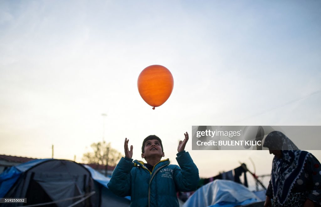 TOPSHOT-GREECE-MACEDONIA-EUROPE-MIGRANTS