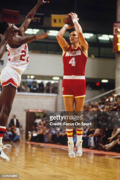 Houston Rockets' foreward Rick Barry takes a shot against the New York Nets.
