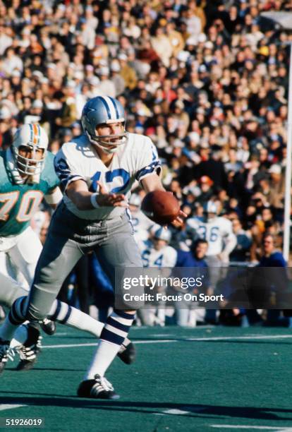 Dallas Cowboys' quarterback Roger Staubach hands off the ball to a teammate during Super Bowl XI against the Miami Dolphins at Tulane Stadium on...