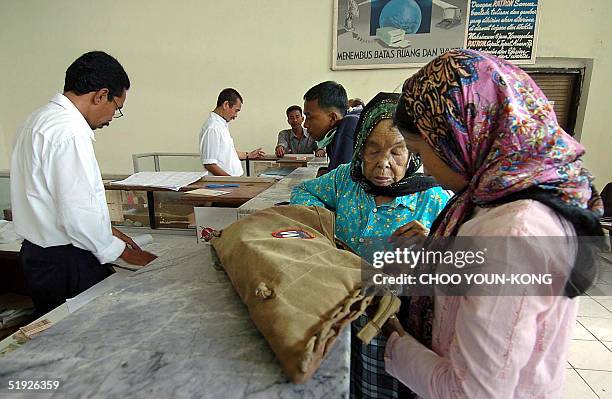 The local post office is reopened nearly two weeks after the city was devastated by a powerful earthquake and tsunami in Banda Aceh, 08 January 2005....