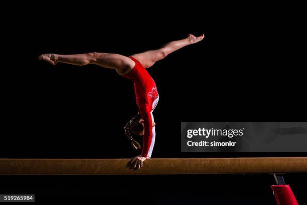 weibliche turner in sport halle - frau gymnastik stock-fotos und bilder