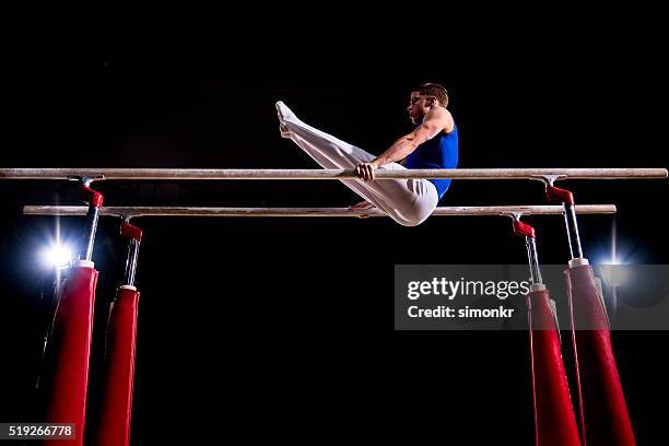 masculino ginasta no esportes salão - barras paralelas barra de ginástica - fotografias e filmes do acervo