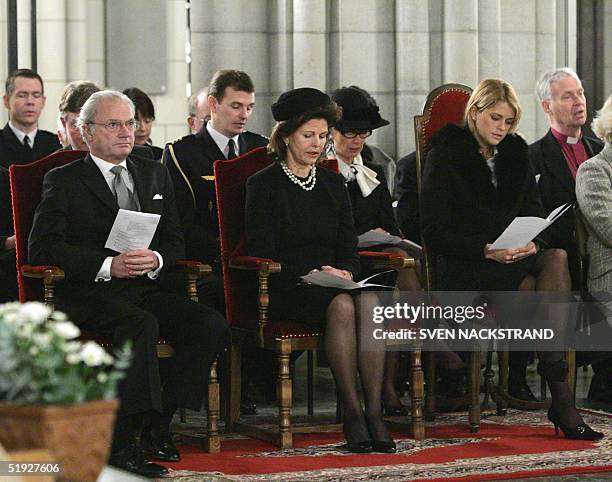 Swedish King Carl Gustaf , Queen Silvia and Princess Madeleine attend a memorial sermon for the Tsunami victims in Uppsala Cathedral 08 January 2004....