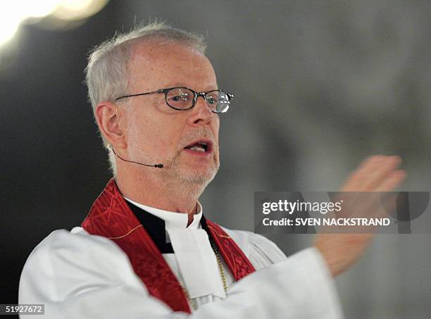 Swedish Archbishop KG Hammar gives his blessing for the Tsunami victims during a memorial service in Uppsala Cathedral 08 January 2004 that was...
