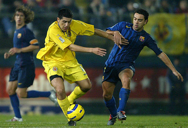 Villarreal's Argentinian Roman Riquelme fights for the ball with Barcelona's Xavi Hernandez during their Spanish League match at Madrigal stadium of...